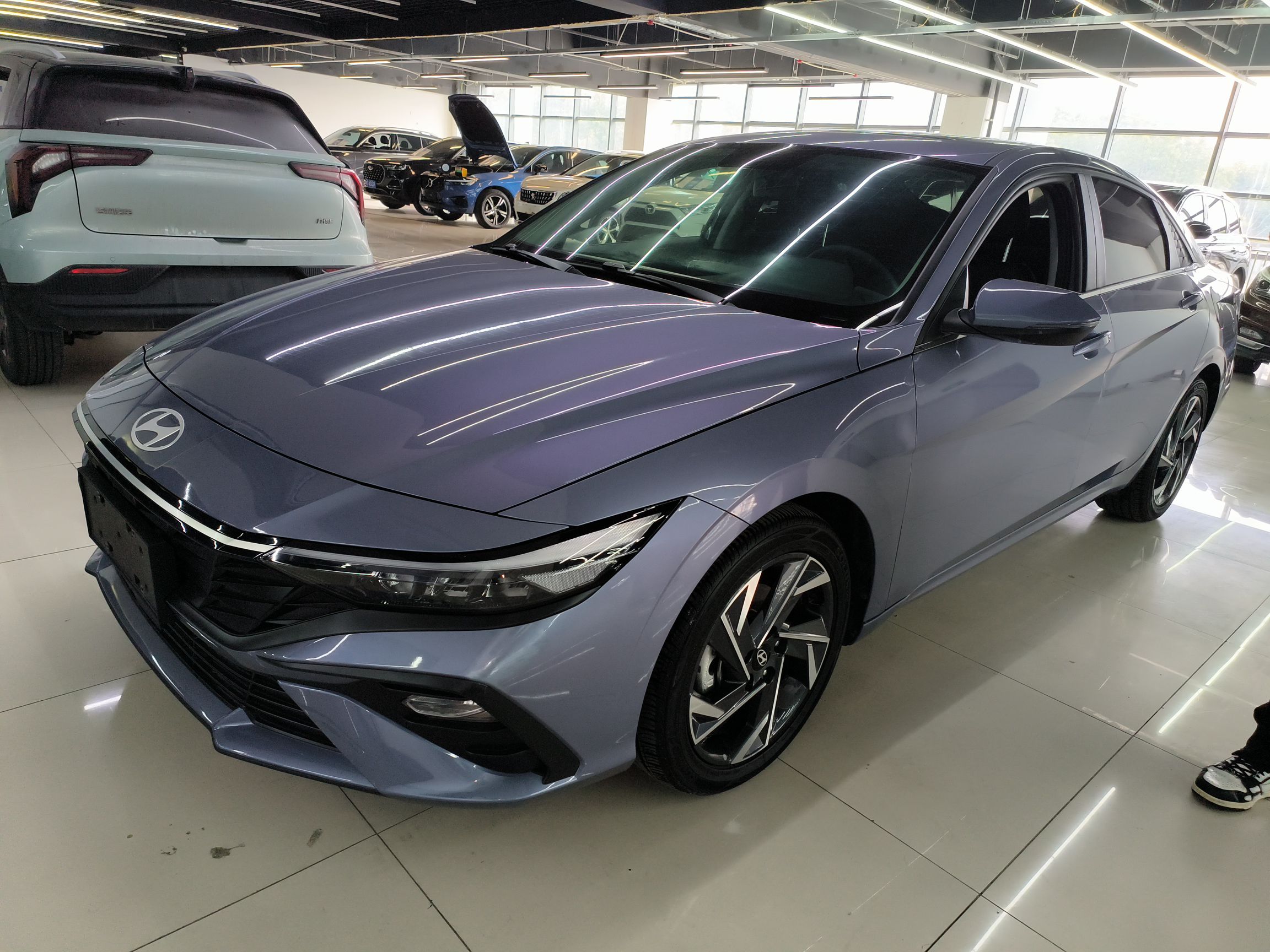 Под передней частью автомобиля