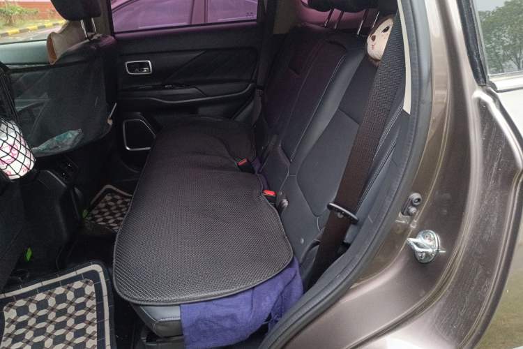 Used Mitsubishi Outlander 2019 2.4L 4x4 Zhi Xiang Edition 5 Seats China VI Standard Left Rear Seat