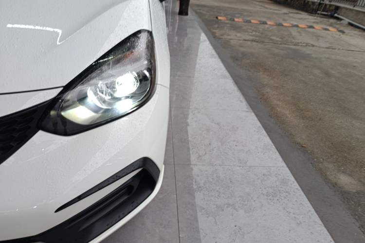 Used Honda Fit 2022 1.5L CVT Trendy Sunroof Edition Left Front Headlight