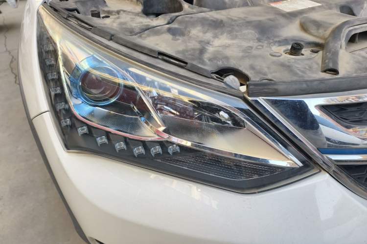 Used BYD Song New Energy 2017 Song DM 1.5TID All-Wheel Drive Luxury Model Right Front Headlight