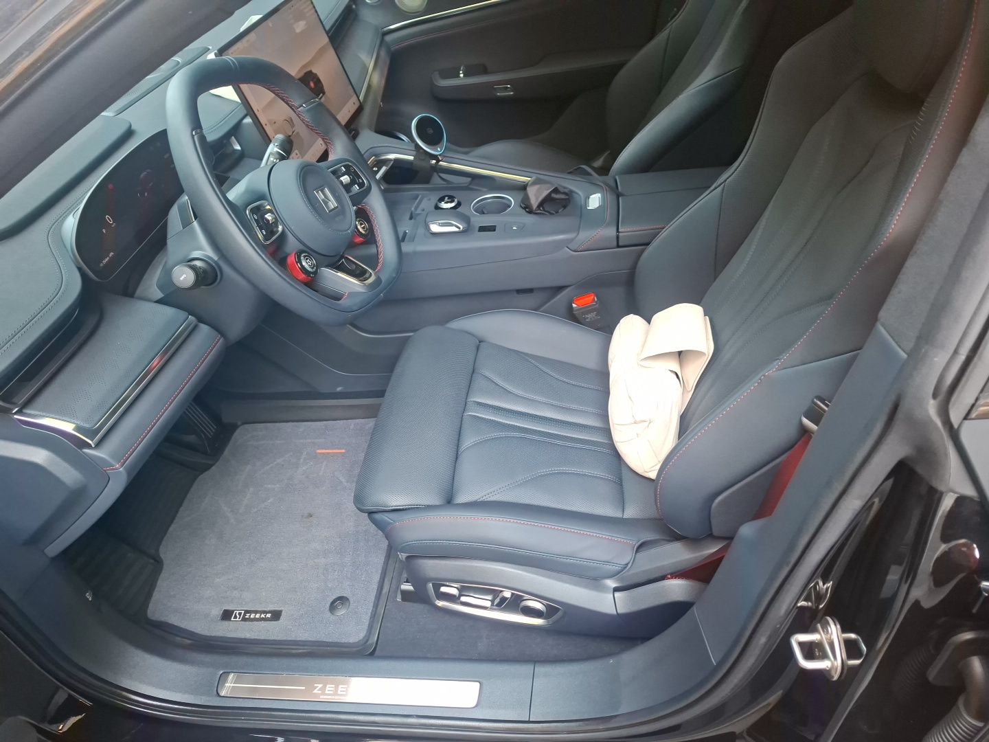 Zeekr 001 2026 95° All-Wheel-Drive Max Edition — снимка 15