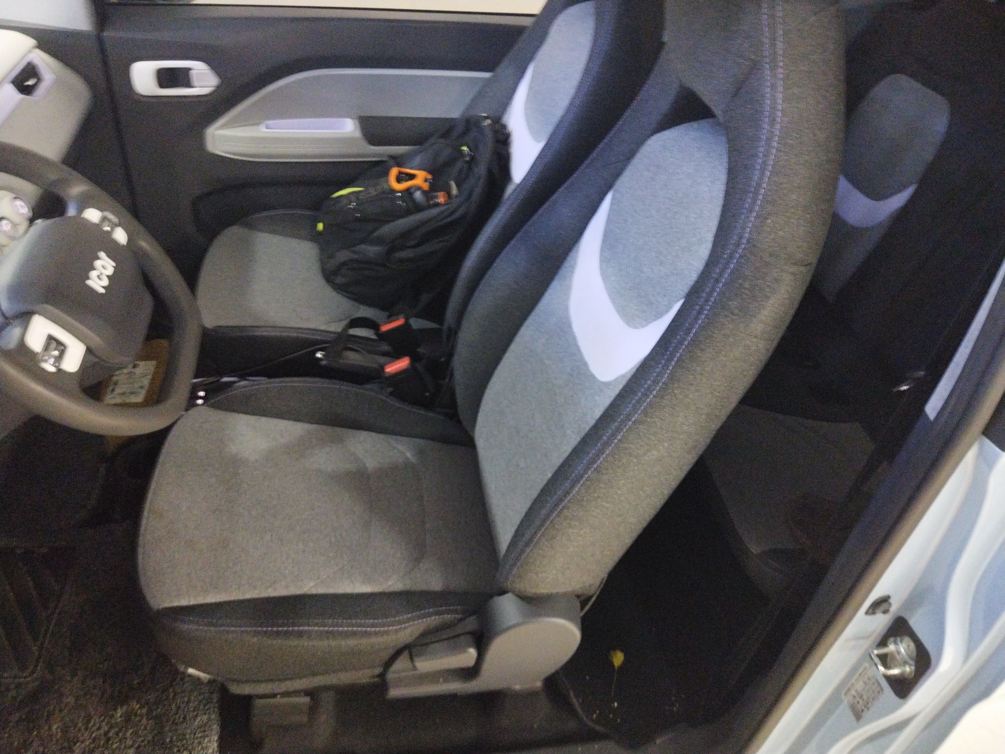 Переднее сиденье в автомобиле