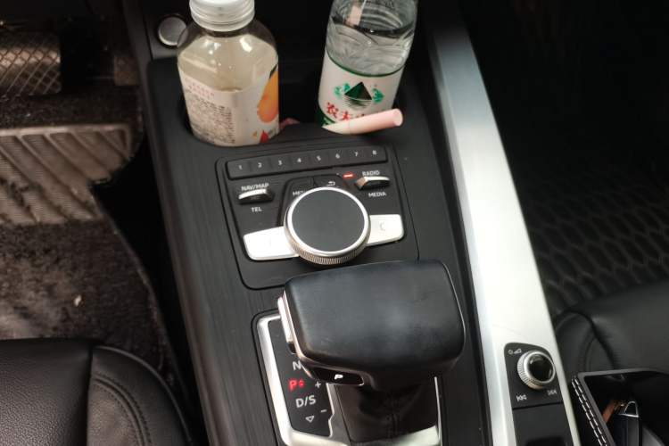 Used Audi A4L 2019 40 TFSI Fashion Edition China VI Emission Standard Gear Lever