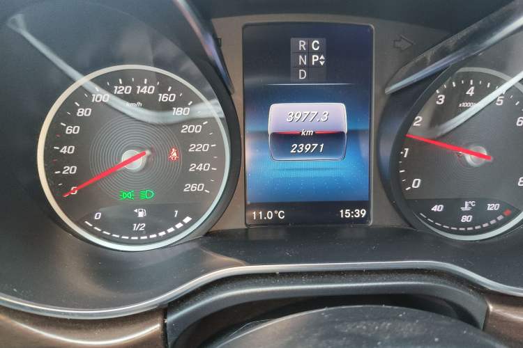 Used Mercedes-Benz V-Class 2022 V 260 Avantgarde Edition Odometer Close Up