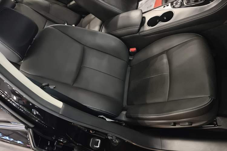 Used Infiniti Q50 2014 3.7L Comfort Edition Right Front Seat