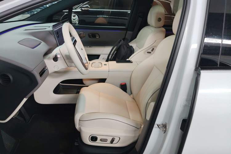 Used Li Auto i6 2025 Model Two-Wheel-Drive Standard Type
