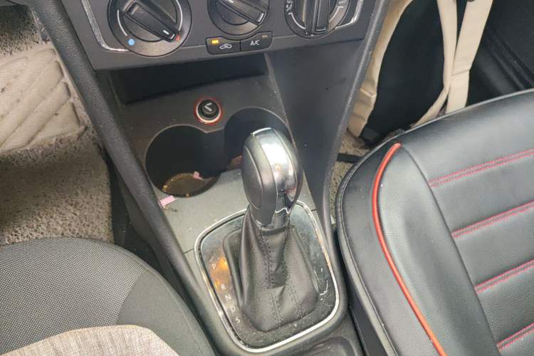 Used Volkswagen Polo 2016 1.6L Automatic Comfort Model Gear Lever
