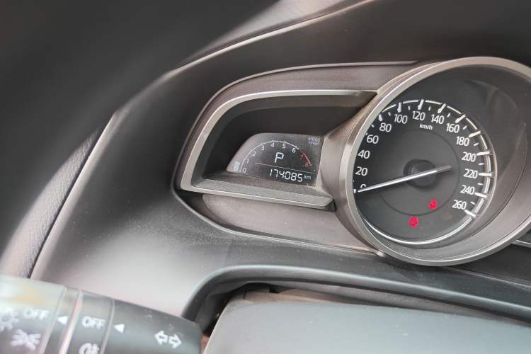 Used Mazda 3 Axela 2017 Sedan 1.5L Automatic Comfort Model Emission Standard China V Odometer Close Up