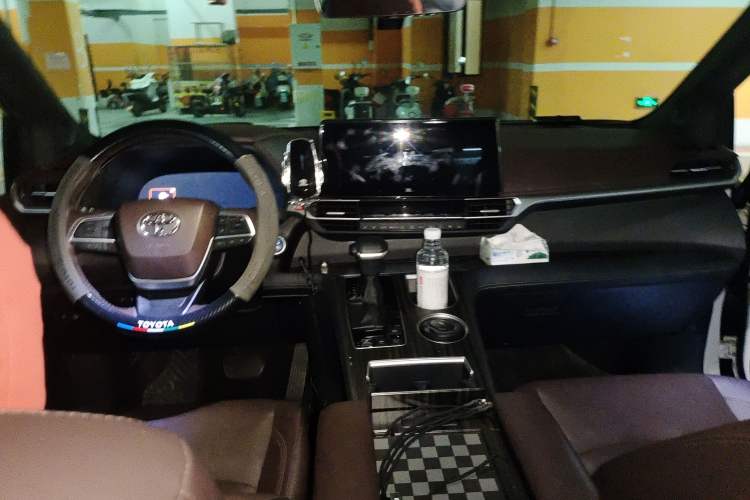 Used Toyota SIENNA 2023 2.5L Hybrid Platinum Edition Center Console