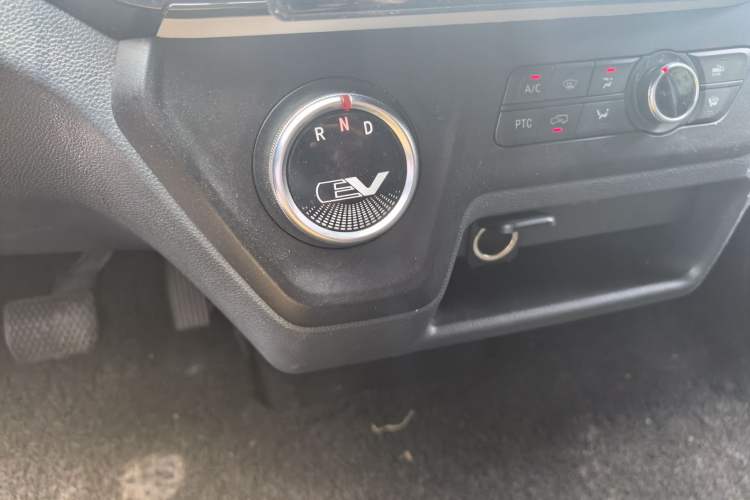 Used SAIC MAXUS EV30 2022 Pure Electric Smart Logistics Expert with Short Wheelbase Guoxuan