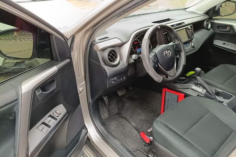 Used Toyota RAV4 2016 2.0L CVT Two-Wheel Drive Fashion Edition China V Standard
