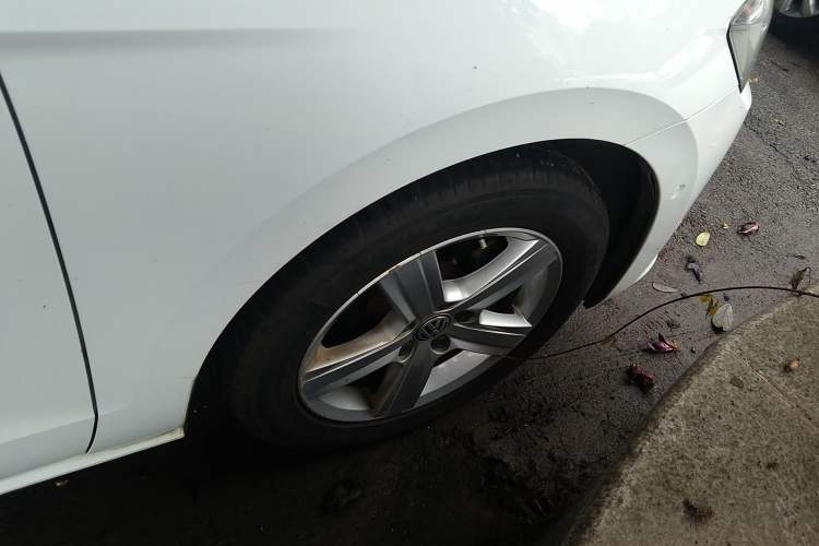 Used Volkswagen Golf 2015 1.4TSI Sportsvan Right Front Wheel Hub