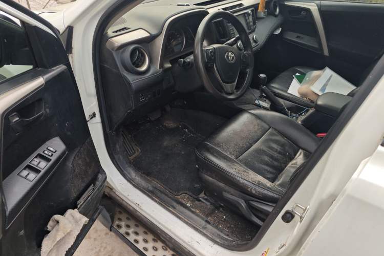 Used Toyota RAV4 2015 2.0L CVT Two-Wheel Drive Fashion Edition Driver Seat