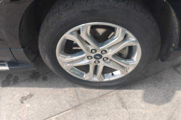 Used Ford Edge 2018 EcoBoost 245 Four-Wheel Drive Titanium 7-Seater Right Front Wheel Hub