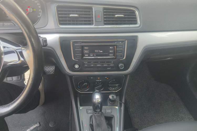 Used Volkswagen Gran Lavida 2015 1.6L Automatic Comfort Edition Audio And AC Panel