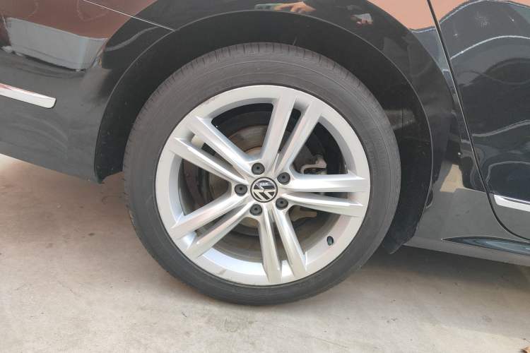 Used Volkswagen Passat 2015 1.8TSI DSG Ultimate Edition Right Rear Wheel Hub
