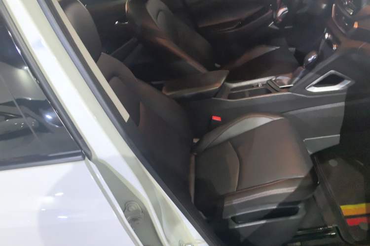 Used Chevrolet Orlando 2018 Redline 530T Automatic Zhaoxiang Edition (5+2 Seating) – China V Standard Right Front Seat