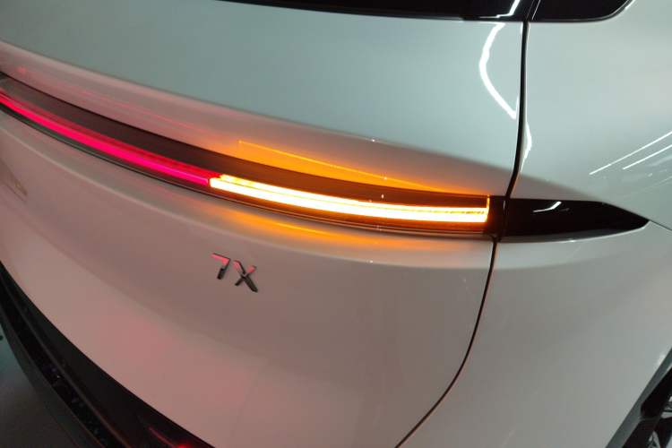 Used Zeekr 7X 2025 100 kWh Long-Range Rear-Wheel Drive with Intelligent Driving Features