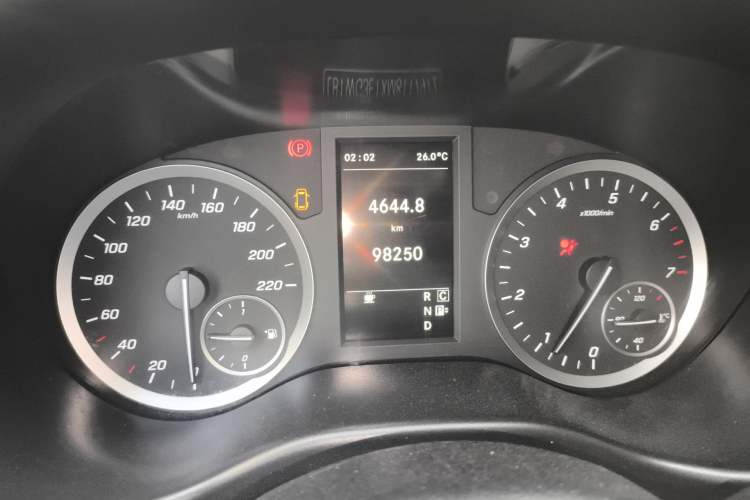 Used Mercedes-Benz Vito 2021 2.0T Elite Version 7 Seats Odometer Close Up