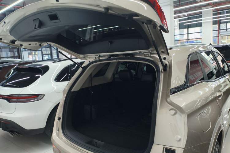 Used Landian E5 2023 1.5L DE-i 100KM Comfort Edition 7-Seater Trunk