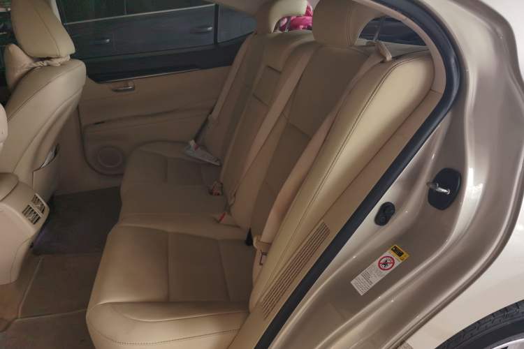 Used Lexus ES 2013 300h Elite Edition
