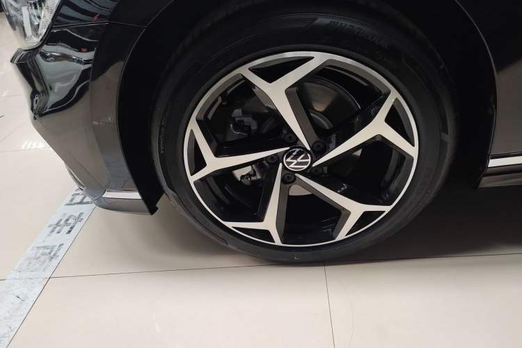 Used Volkswagen Magotan 2026 30 Million Vehicles Selected Model 380TSI DSG Luxury Edition Left Front Wheel Hub