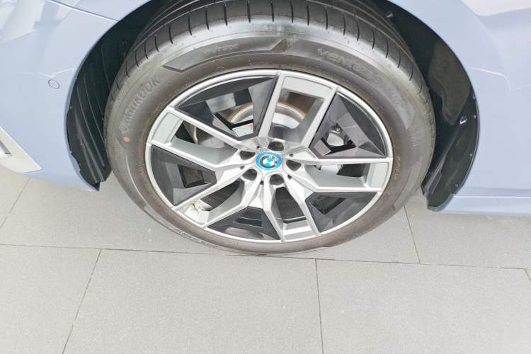 Used BMW i5 2024 eDrive 35L Prestige Luxury Package Left Front Wheel Hub