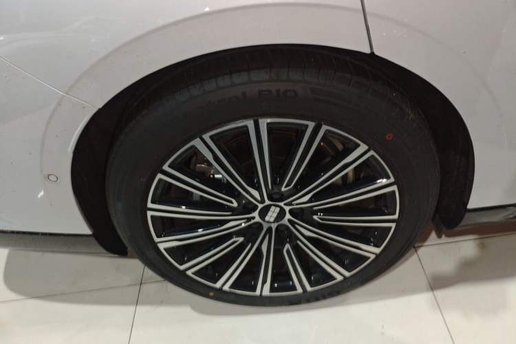 Used Geely Galaxy 8 2025 130km EM-i Flagship Edition Right Rear Wheel Hub