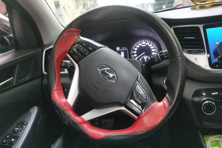 Used Hyundai Tucson 2015 2.0L Automatic Two-Wheel Drive Smart Version Steering Wheel