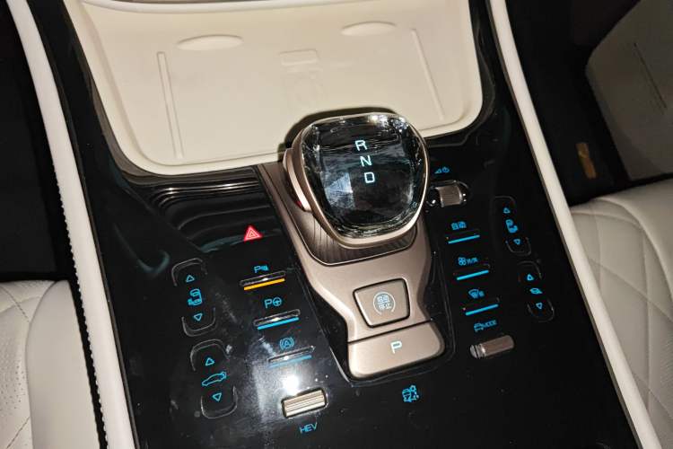 Used Denza D9 2022 DM-i 970 Four-Wheel Drive Flagship Model
