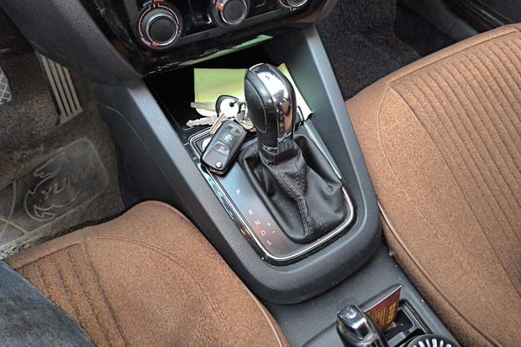 Used Volkswagen Sagitar 2018 1.6L Automatic Comfort Model Gear Lever