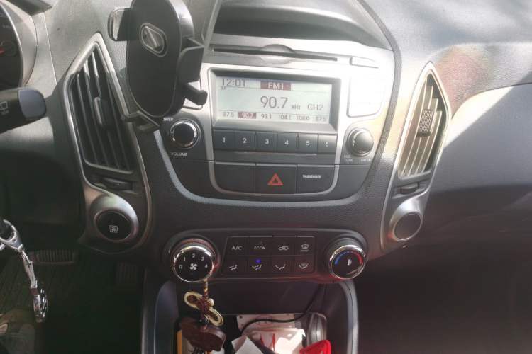 Used Hyundai ix35 2010 2.0L Automatic Two-Wheel Drive New Edition GL Audio And AC Panel