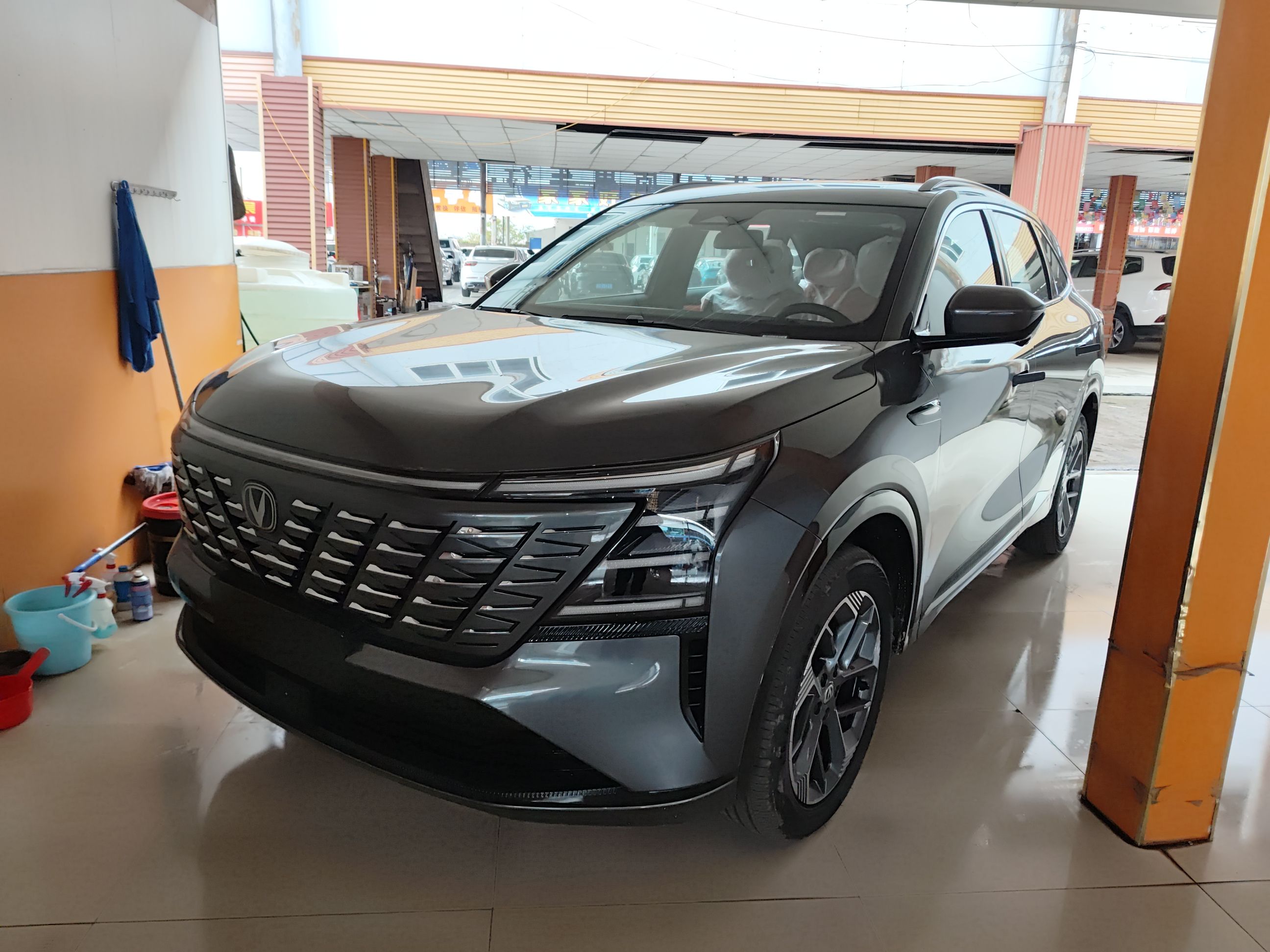 Под передней частью автомобиля