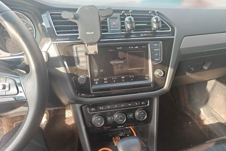 Used Volkswagen Tiguan L 2018 380TSI Automatic All-Wheel Drive Luxury Edition Audio And AC Panel