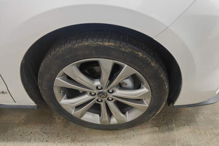 Used Toyota SIENNA 2023 2.5L Hybrid Deluxe Edition Right Front Wheel Hub