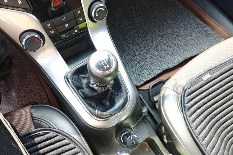 Used Chevrolet Cruze 2013 Hatchback 1.6L Manual Luxury Model Gear Lever