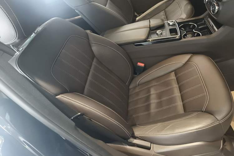 Used Mercedes-Benz GLE 2018 GLE 320 4MATIC Luxury Collection Edition Right Front Seat