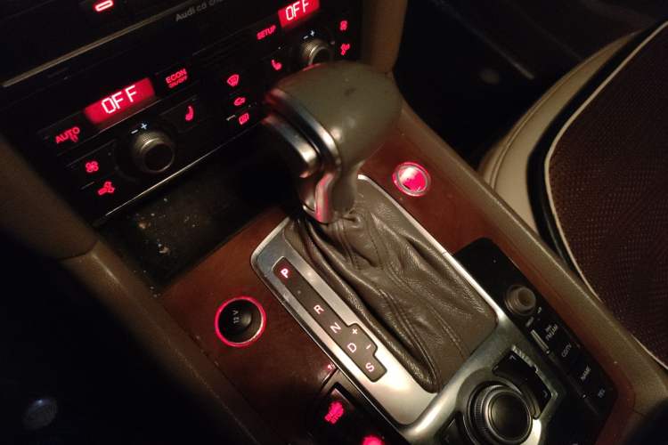 Used Audi Q7  Gear Lever