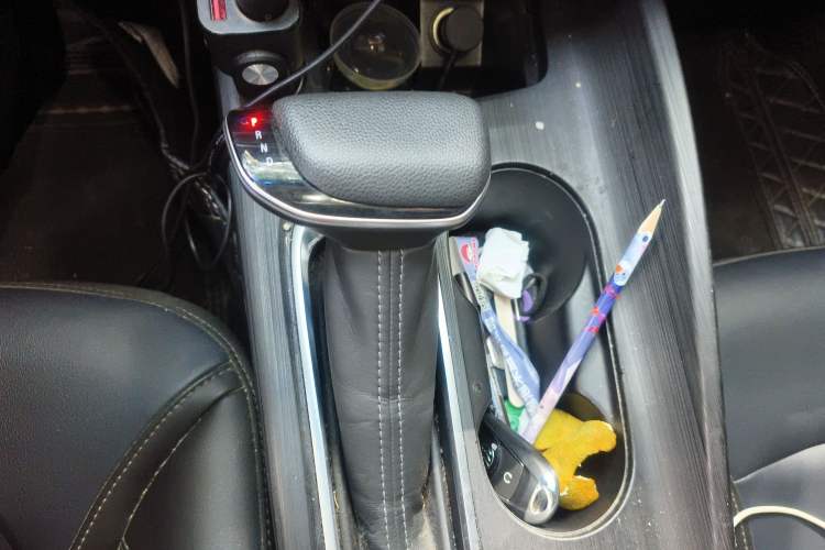 Used Buick Velite 6 2023 Revised Version 430 km Range – Commuter Edition Gear Lever