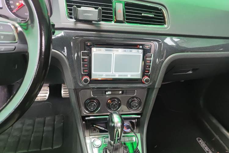 Used Volkswagen Cross Lavida 2014 1.6L Automatic Audio And AC Panel