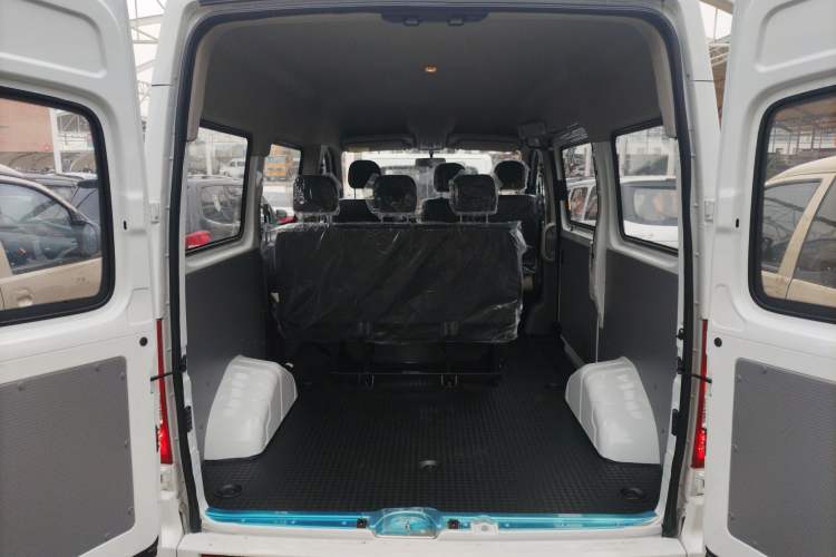 Used SAIC MAXUS Xintu V80 2024 Aotong Value Edition 6AMT Short Wheelbase Mid-Roof Model 127 Ps 5/6 Seats
