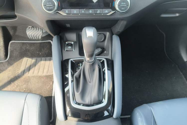 Used Nissan Qashqai 2025 Facelifted Honor 2.0L CVT XV Genuine Edition Gear Lever