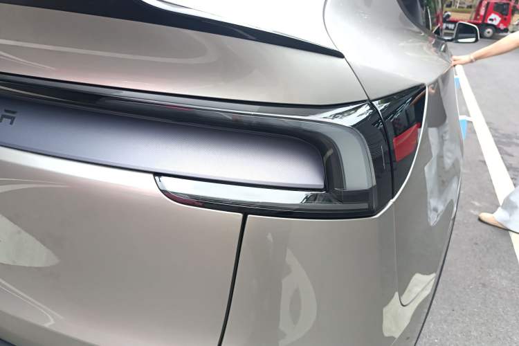 Used Tesla Model Y L 2025 Model Long-Range All-Wheel-Drive Version