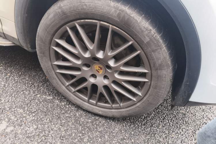 Used Porsche Cayenne 2015 Cayenne 3.0T Right Front Wheel Hub