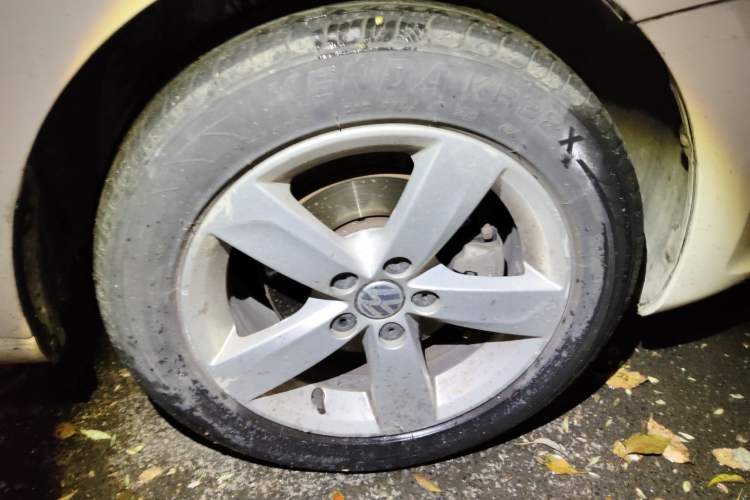 Used Volkswagen Santana 2013 1.6L Automatic Comfort Edition Right Front Wheel Hub