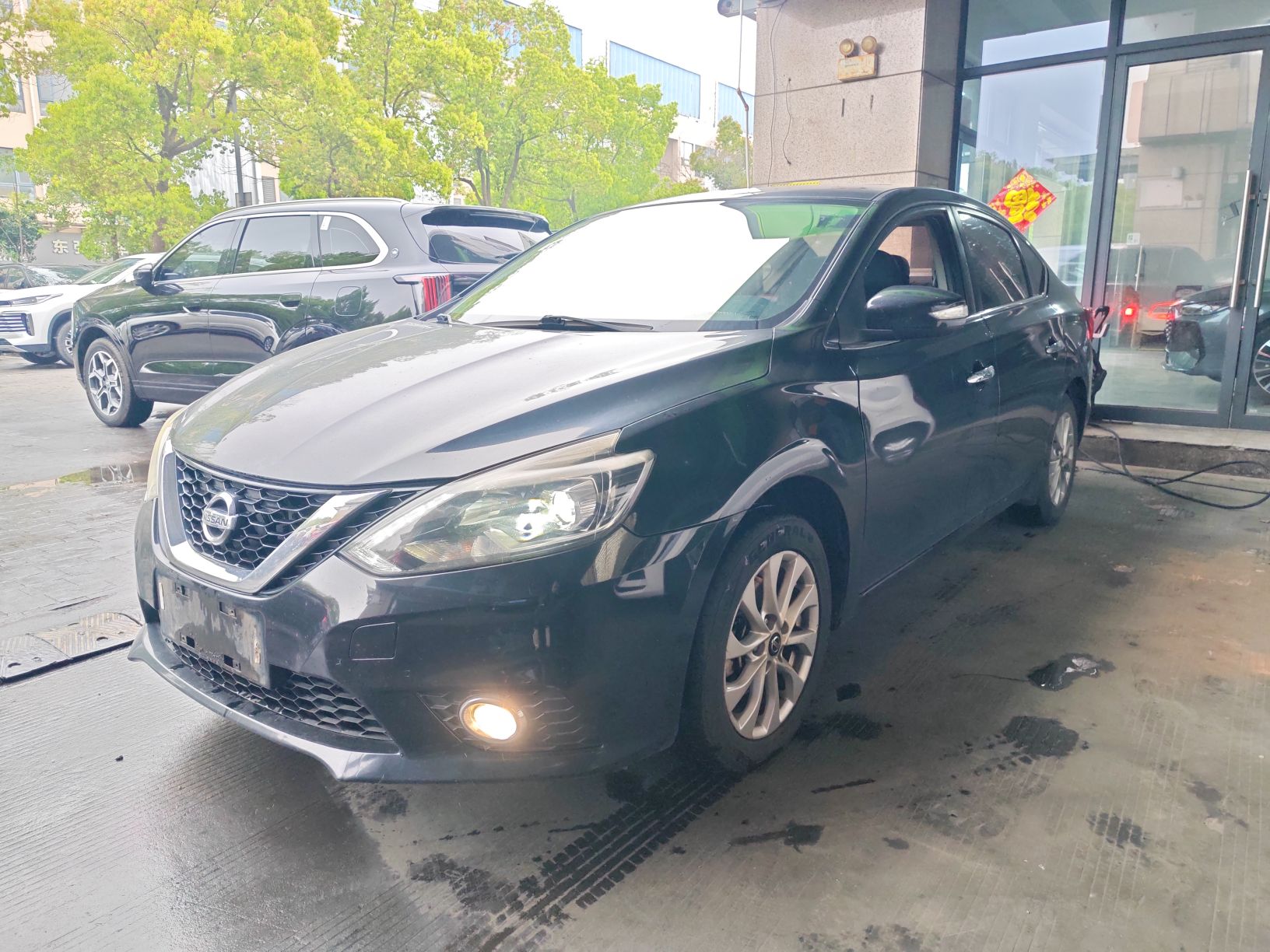 تحت مقدمة السيارة