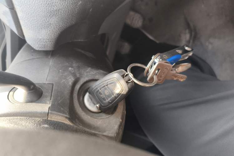 Used Ford Transit 2019 2.0T Gasoline Multi-Function Commercial Vehicle Short Wheelbase Mid-Roof 6-Seater China VI Standard Vehicle Key