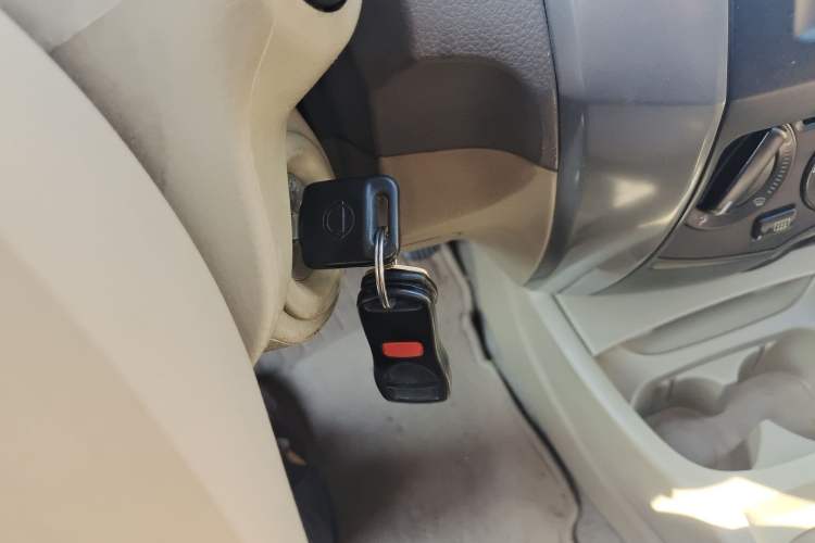 Used Nissan Livina 2010 Jingyue Edition 1.6L Manual All-Around Model
