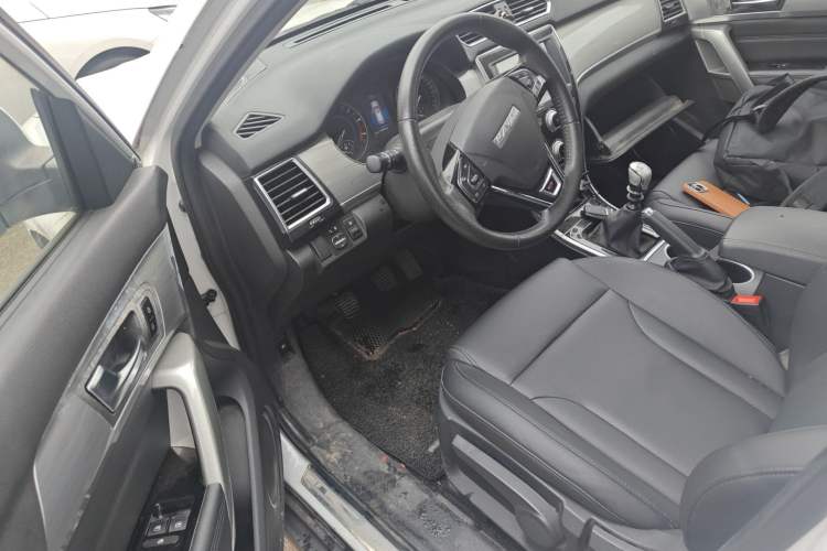 Used Haval H2 2017 Red-Label 1.5T Manual Two-Wheel-Drive Elite Model Driver Seat