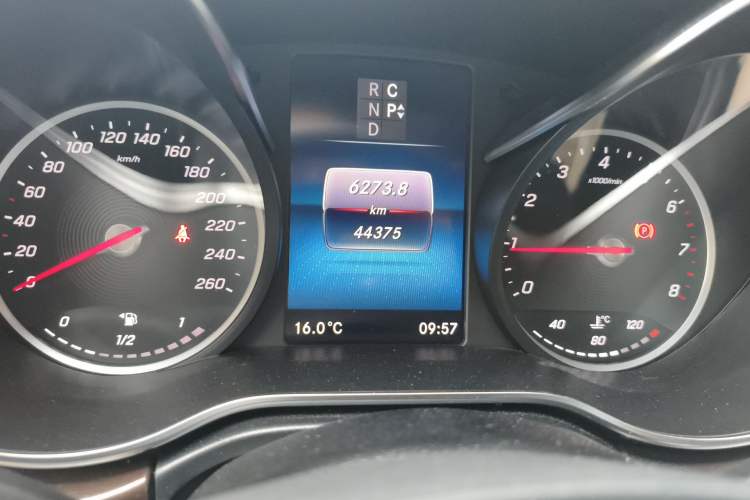 Used Mercedes-Benz V-Class 2020 V 260 Avantgarde Edition Odometer Close Up